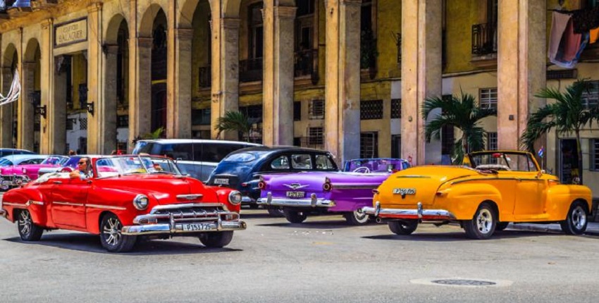 Packard Iberostar y Amigos de Fangio con autos clásicos